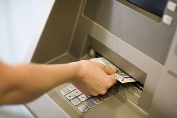 Rút tiền tại ATM nhưng máy nuốt tiền không nhả, hãy bình tĩnh làm theo cách này!!! - Ảnh 1.
