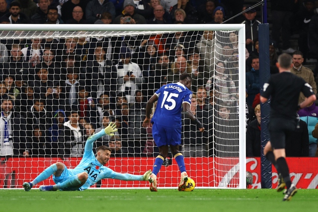Chelsea thắng đậm trước Tottenham sau thẻ đỏ