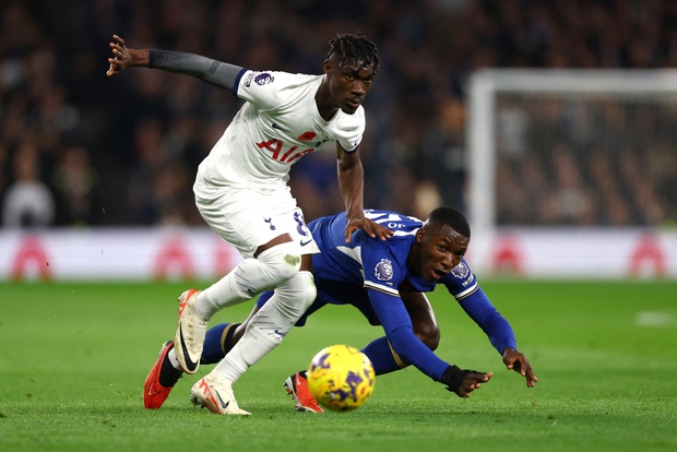 Chelsea thắng đậm trước Tottenham sau thẻ đỏ