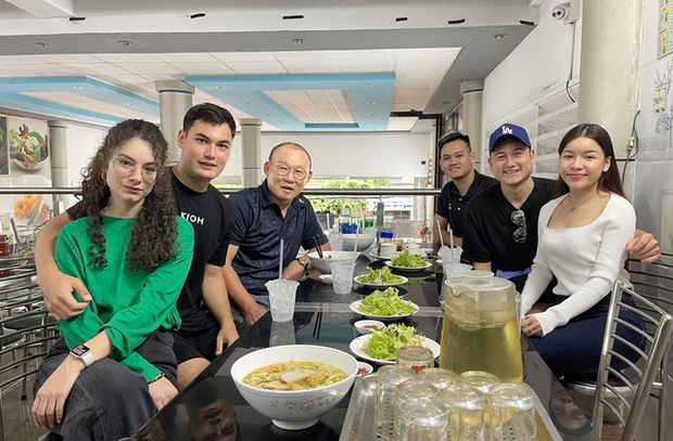 Vợ Hồ Tấn Tài lộ diện ảnh mặt mộc bạn gái Văn Lâm, xem nhan sắc như thế nào