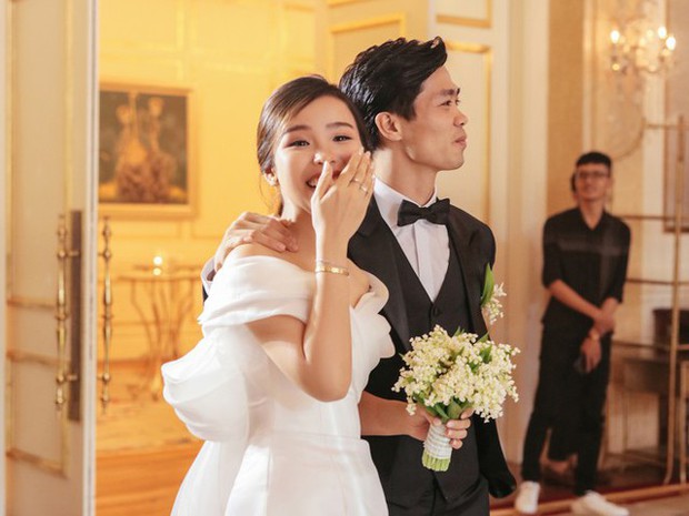 Bóc giá váy cưới của vợ cầu thủ Việt: Người chi cả tỷ đồng, một thiên kim tiểu thư siêu giàu lại cực giản dị - Ảnh 9. Bóc giá váy cưới của vợ cầu thủ Việt: Người chi cả tỷ đồng, một thiên kim tiểu thư siêu giàu lại cực giản dị - Ảnh 9.