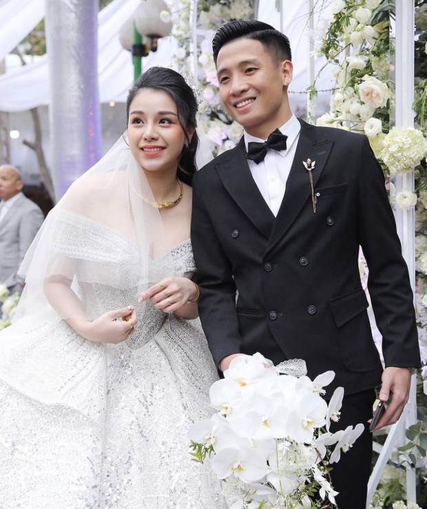 Bóc giá váy cưới của vợ cầu thủ Việt: Người chi cả tỷ đồng, một thiên kim tiểu thư siêu giàu lại cực giản dị - Ảnh 1. Bóc giá váy cưới của vợ cầu thủ Việt: Người chi cả tỷ đồng, một thiên kim tiểu thư siêu giàu lại cực giản dị - Ảnh 1.
