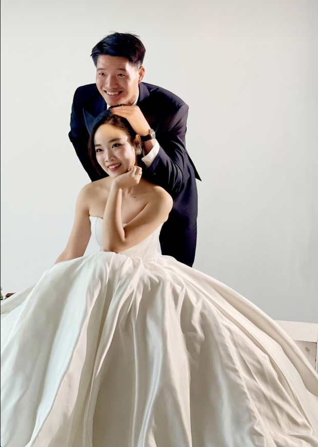 Cựu thủ môn U23 Việt Nam sắp đưa cô giáo tiểu học về nhà và câu chuyện động lòng 'dẫn bạn về nhà mất cả em gái'