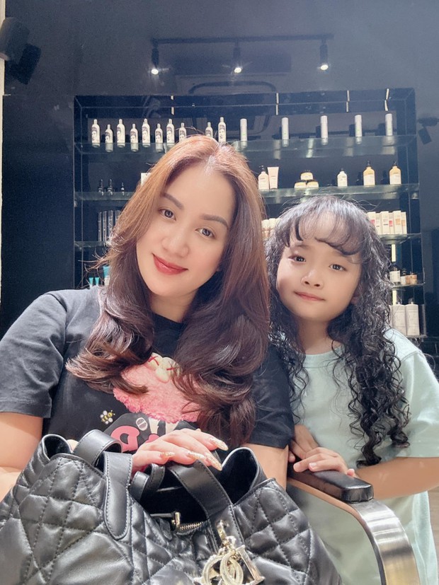 Khánh Thi – Sự thay đổi đáng ngạc nhiên sau sinh Lisa đến mức Phan Hiển gọi là tỷ tỷ