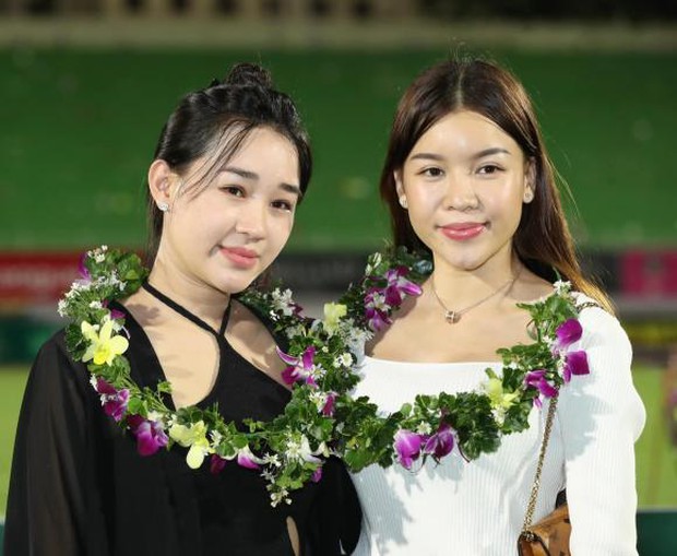 Vợ Hồ Tấn Tài lộ diện ảnh mặt mộc bạn gái Văn Lâm, xem nhan sắc như thế nào