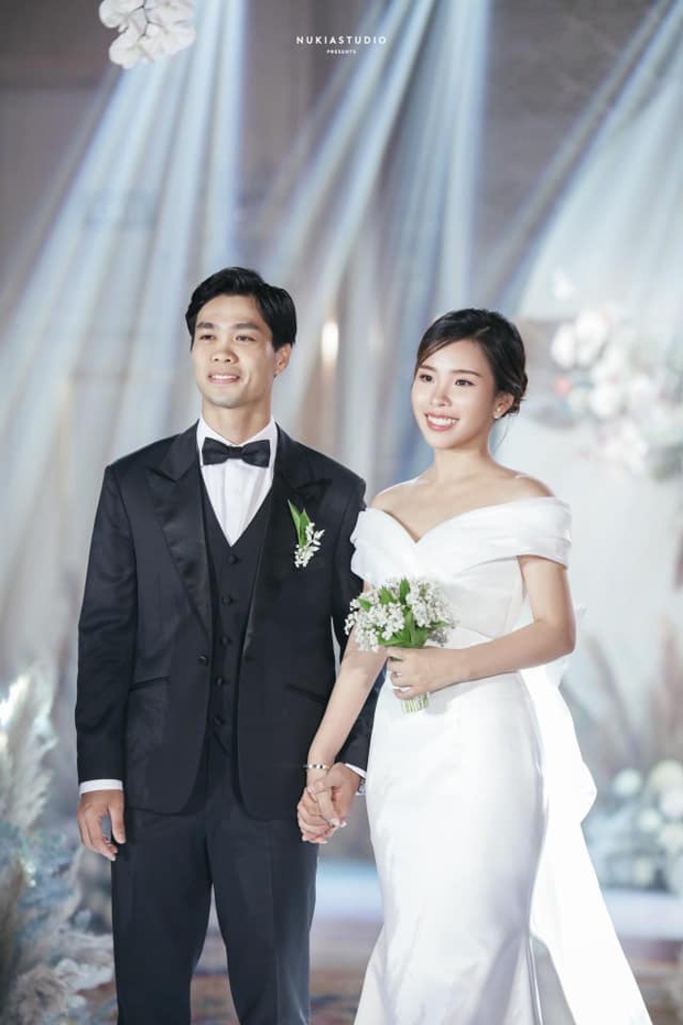 Bóc giá váy cưới của vợ cầu thủ Việt: Người chi cả tỷ đồng, một thiên kim tiểu thư siêu giàu lại cực giản dị - Ảnh 8. Bóc giá váy cưới của vợ cầu thủ Việt: Người chi cả tỷ đồng, một thiên kim tiểu thư siêu giàu lại cực giản dị - Ảnh 8.