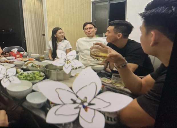 Vợ Hồ Tấn Tài lộ diện ảnh mặt mộc bạn gái Văn Lâm, xem nhan sắc như thế nào