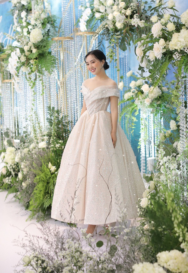 Bóc giá váy cưới của vợ cầu thủ Việt: Người chi cả tỷ đồng, một thiên kim tiểu thư siêu giàu lại cực giản dị - Ảnh 7. Bóc giá váy cưới của vợ cầu thủ Việt: Người chi cả tỷ đồng, một thiên kim tiểu thư siêu giàu lại cực giản dị - Ảnh 7.