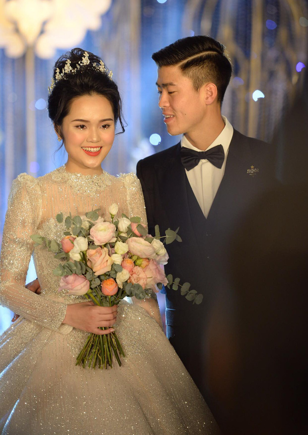 Bóc giá váy cưới của vợ cầu thủ Việt: Người chi cả tỷ đồng, một thiên kim tiểu thư siêu giàu lại cực giản dị - Ảnh 4. Bóc giá váy cưới của vợ cầu thủ Việt: Người chi cả tỷ đồng, một thiên kim tiểu thư siêu giàu lại cực giản dị - Ảnh 4.