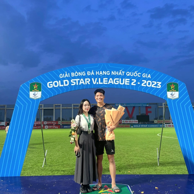 Cựu thủ môn U23 Việt Nam sắp đưa cô giáo tiểu học về nhà và câu chuyện động lòng 'dẫn bạn về nhà mất cả em gái'