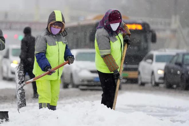 Bão tuyết bất thường càn quét Trung Quốc: Người dân co ro vật lộn với thời tiết kinh hoàng, hàng loạt trường học đóng cửa vì giá lạnh - Ảnh 9.