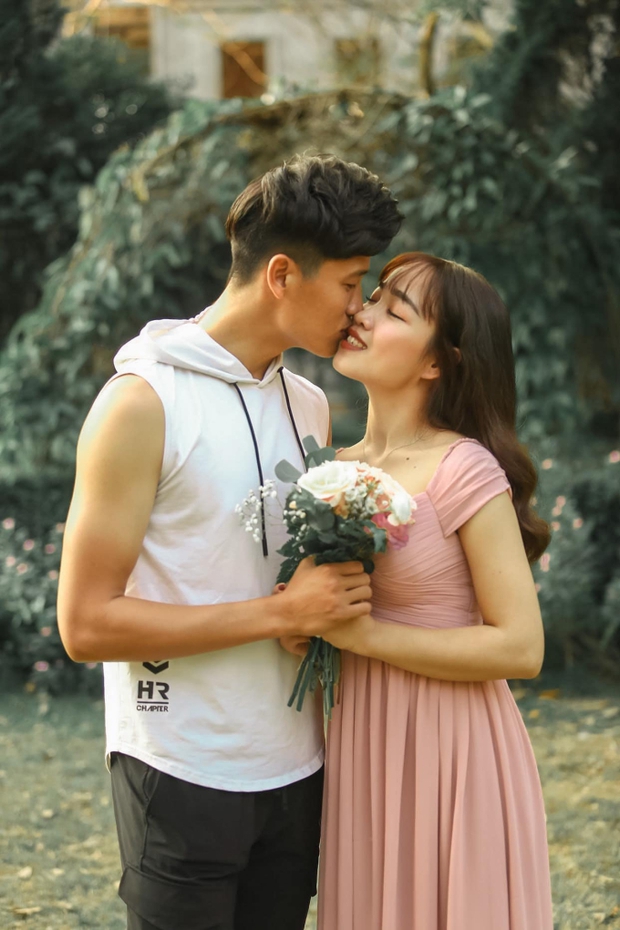 Thủ môn U23 Việt Nam hạnh phúc khoe ảnh cưới ngọt ngào cùng vợ giáo viên tiểu học