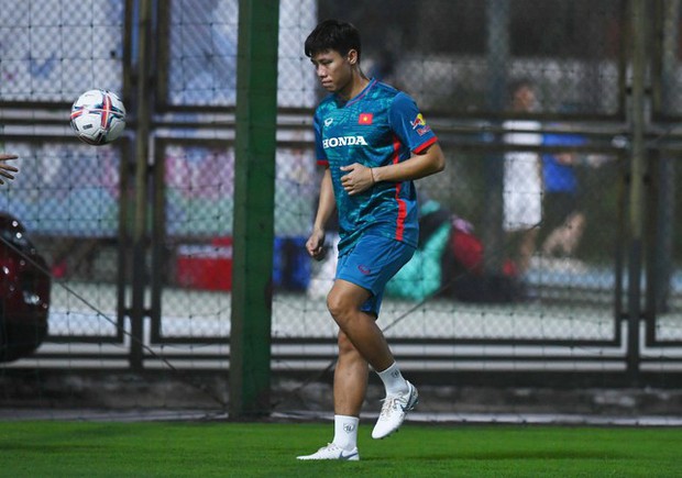 Trung vệ ĐT Việt Nam lúng túng cầm bóng bằng tay, làm rơi bóng dưới sự chỉ đạo của HLV Troussier