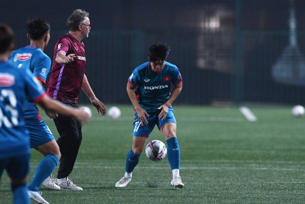 Trung vệ ĐT Việt Nam lúng túng cầm bóng bằng tay, làm rơi bóng dưới sự chỉ đạo của HLV Troussier