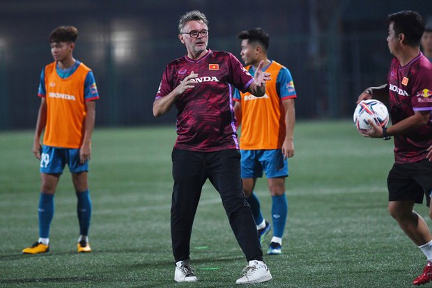 Trung vệ ĐT Việt Nam lúng túng cầm bóng bằng tay, làm rơi bóng dưới sự chỉ đạo của HLV Troussier