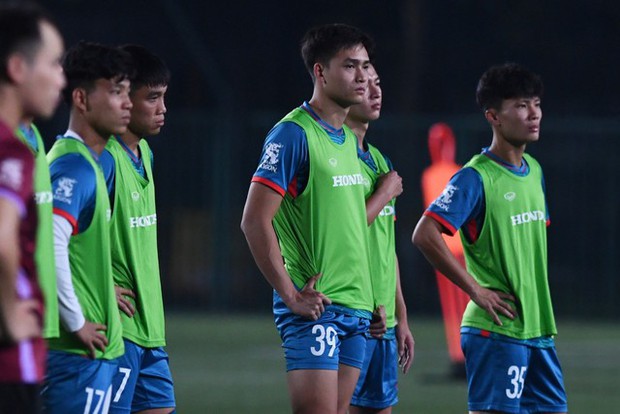 Trung vệ ĐT Việt Nam lúng túng cầm bóng bằng tay, làm rơi bóng dưới sự chỉ đạo của HLV Troussier