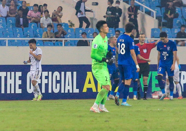 Vợ cầu thủ tuyển Việt Nam tức giận khi chồng gặp chấn thương: Động chạm đến người chồng, chỉ có xông sớm để bình tâm