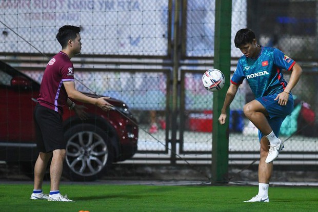 Trung vệ ĐT Việt Nam lúng túng cầm bóng bằng tay, làm rơi bóng dưới sự chỉ đạo của HLV Troussier