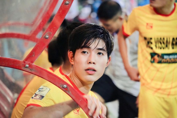 Danh sách các cầu thủ hotboy bóng đá xuất hiện trong lễ ăn hỏi của Đoàn Văn Hậu và Doãn Hải My