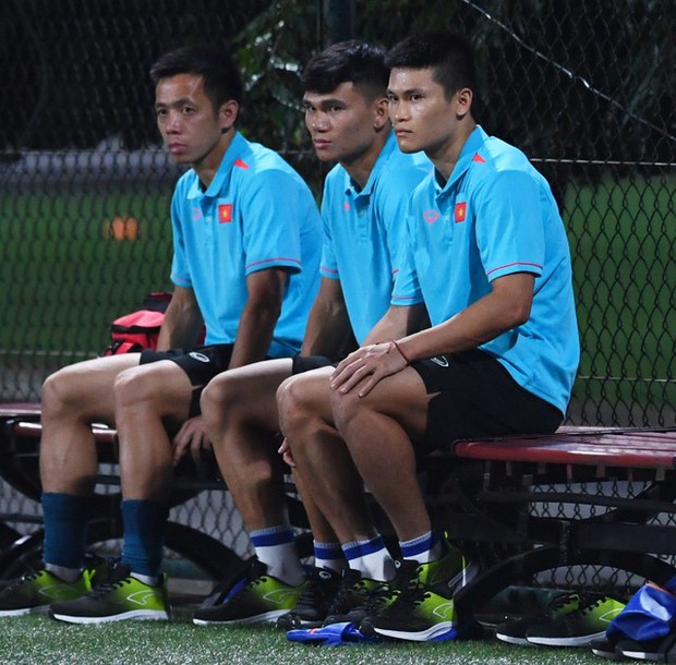 Trung vệ ĐT Việt Nam lúng túng cầm bóng bằng tay, làm rơi bóng dưới sự chỉ đạo của HLV Troussier