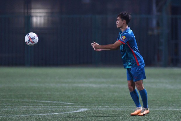 Trung vệ ĐT Việt Nam lúng túng cầm bóng bằng tay, làm rơi bóng dưới sự chỉ đạo của HLV Troussier