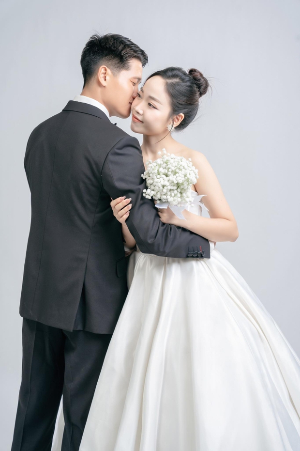 Thủ môn U23 Việt Nam hạnh phúc khoe ảnh cưới ngọt ngào cùng vợ giáo viên tiểu học