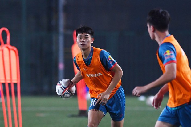 Trung vệ ĐT Việt Nam lúng túng cầm bóng bằng tay, làm rơi bóng dưới sự chỉ đạo của HLV Troussier