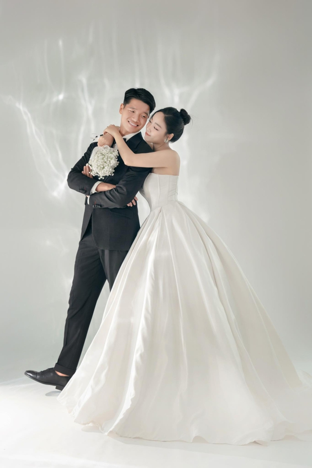 Thủ môn U23 Việt Nam hạnh phúc khoe ảnh cưới ngọt ngào cùng vợ giáo viên tiểu học