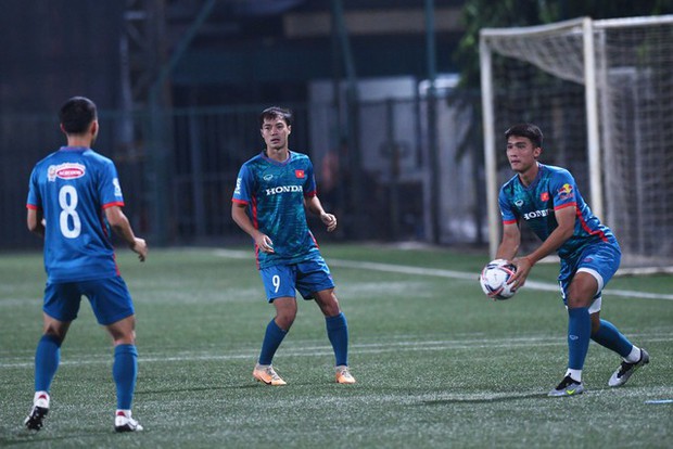 Trung vệ ĐT Việt Nam lúng túng cầm bóng bằng tay, làm rơi bóng dưới sự chỉ đạo của HLV Troussier