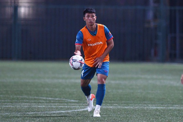 Trung vệ ĐT Việt Nam lúng túng cầm bóng bằng tay, làm rơi bóng dưới sự chỉ đạo của HLV Troussier