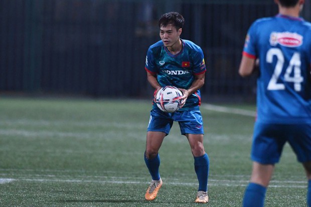 Trung vệ ĐT Việt Nam lúng túng cầm bóng bằng tay, làm rơi bóng dưới sự chỉ đạo của HLV Troussier