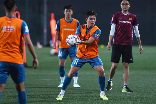 Trung vệ ĐT Việt Nam lúng túng cầm bóng bằng tay, làm rơi bóng dưới sự chỉ đạo của HLV Troussier