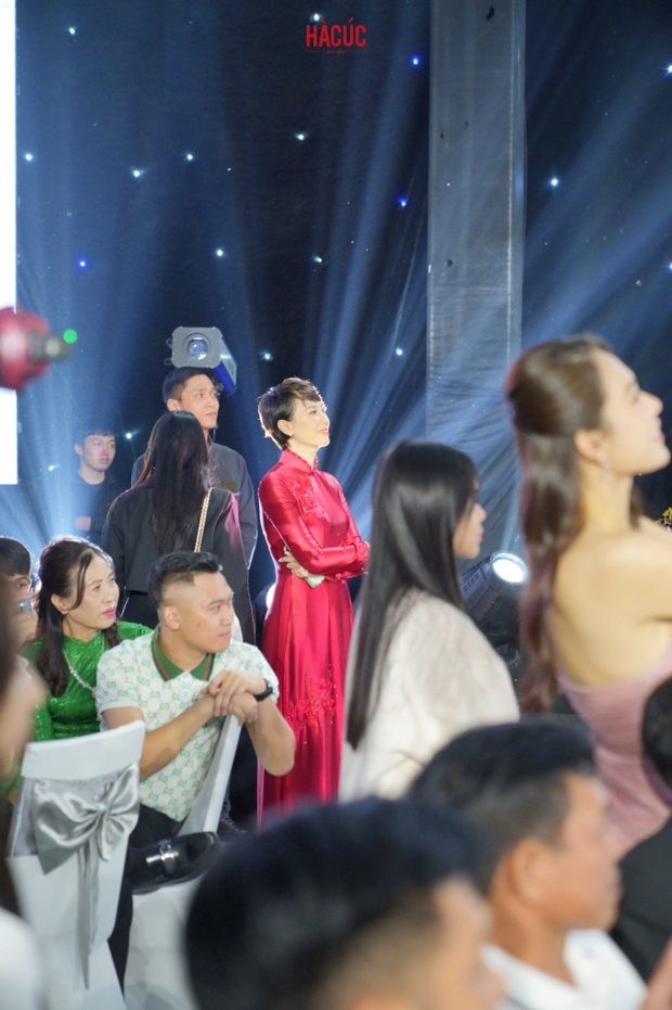 Doãn Hải My chia sẻ về ngày cưới đầy bất ngờ từ mẹ ruột, Văn Hậu cũng xúc động khi chứng kiến