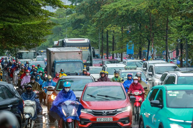 Hà Nội: Người dân vật lộn với tắc đường trong mưa lạnh - Ảnh 4.
