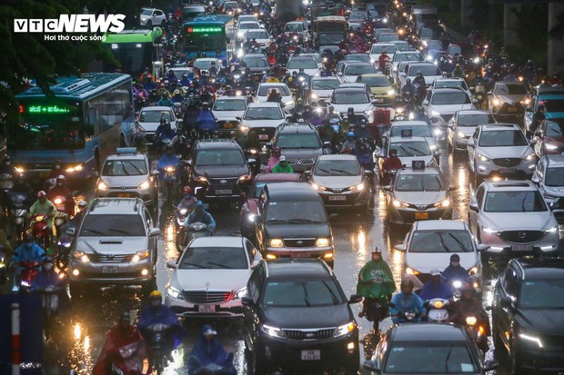 Đường phố Hà Nội hỗn loạn từ sáng đến tối vì mưa, người dân chật vật di chuyển - Ảnh 1.