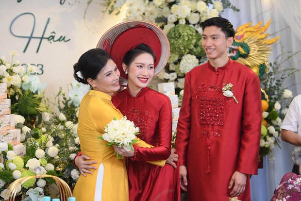 Doãn Hải My xinh đẹp hạnh phúc đi chọn áo dài cùng mẹ chồng, dâu ngoan như vậy không kỳ lạ Đoàn Văn Hậu bị đắm đuối