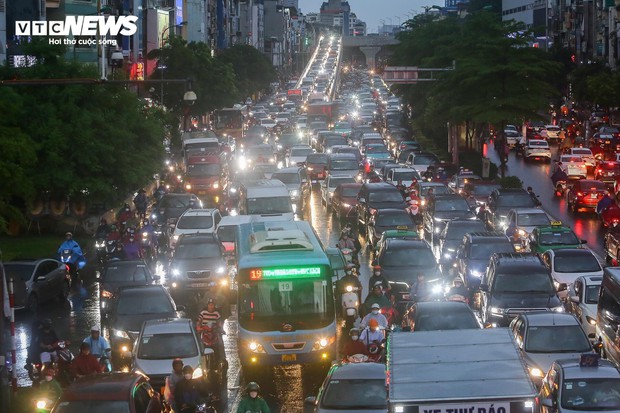 Đường phố Hà Nội hỗn loạn từ sáng đến tối vì mưa, người dân chật vật di chuyển - Ảnh 10.
