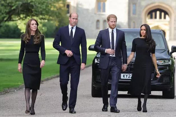 Loạt chi tiết gây chấn động trong cuốn sách bom tấn về Hoàng gia Anh: Danh tính người đuổi Harry - Meghan khỏi dinh thự triệu đô được hé lộ - Ảnh 5.