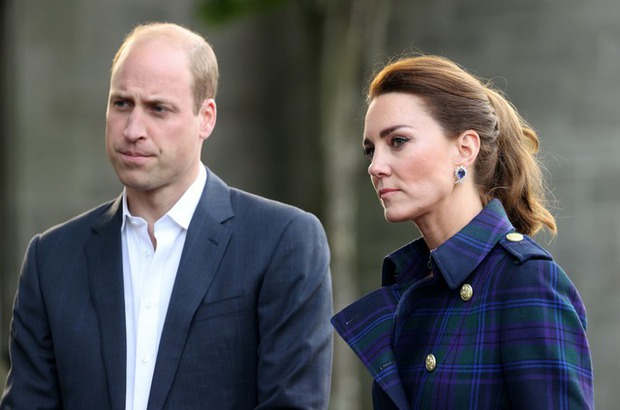 Một quy định lạ hoắc của William và Kate về trang phục của người giúp việc trong gia đình khiến người hâm mộ kinh ngạc - Ảnh 1.