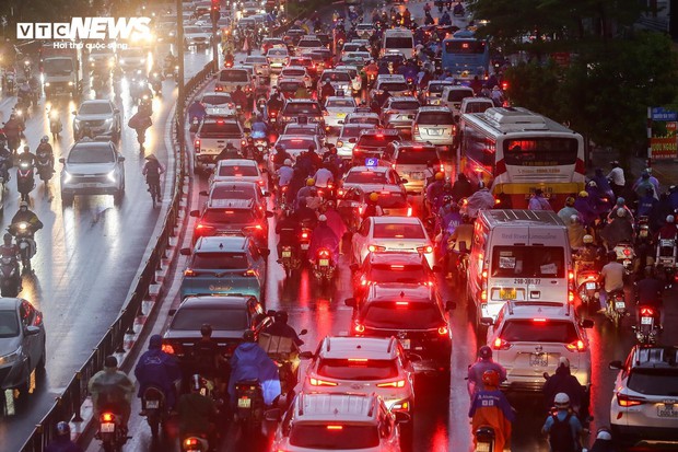 Đường phố Hà Nội hỗn loạn từ sáng đến tối vì mưa, người dân chật vật di chuyển - Ảnh 8.