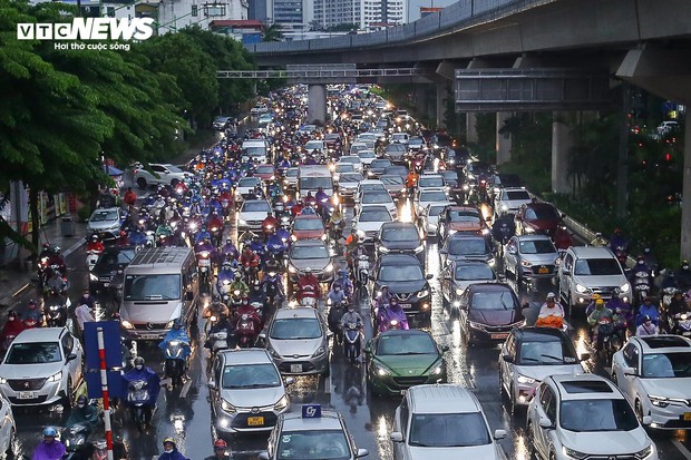 Đường phố Hà Nội hỗn loạn từ sáng đến tối vì mưa, người dân chật vật di chuyển - Ảnh 5.