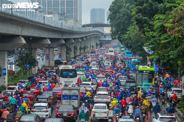Đường phố Hà Nội hỗn loạn từ sáng đến tối vì mưa, người dân chật vật di chuyển - Ảnh 3.