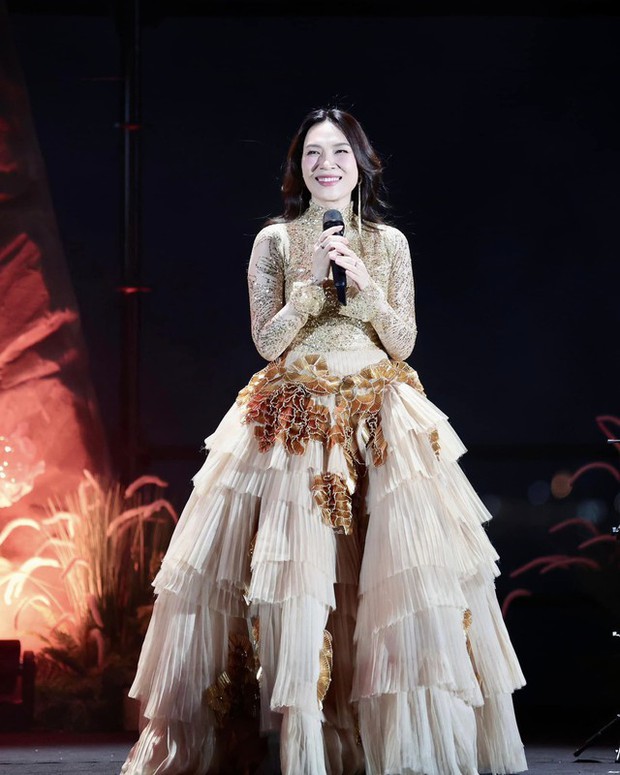 Sự huyền thoại về chiếc micro cao cấp của Mỹ Tâm, vừa sen lồng câu chuyện văn minh này với danh ca trẻ