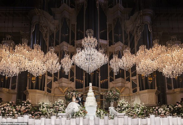 Choáng với đám cưới tại tòa thị chính Australia: Trang hoàng với 15.000 bông hồng, chỉ riêng bánh cưới cũng tiêu tốn 290 triệu - Ảnh 1.