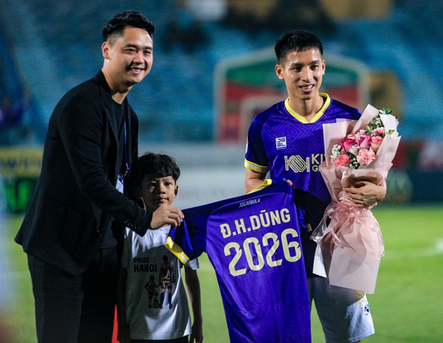Vợ Hùng Dũng xuất hiện đẹp rạng rỡ bên con trên sân cùng sự kiện gia hạn hợp đồng với CLB Hà Nội