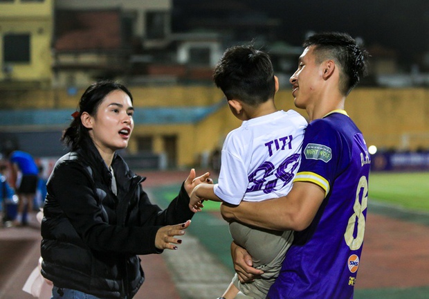 Vợ Hùng Dũng xuất hiện đẹp rạng rỡ bên con trên sân cùng sự kiện gia hạn hợp đồng với CLB Hà Nội