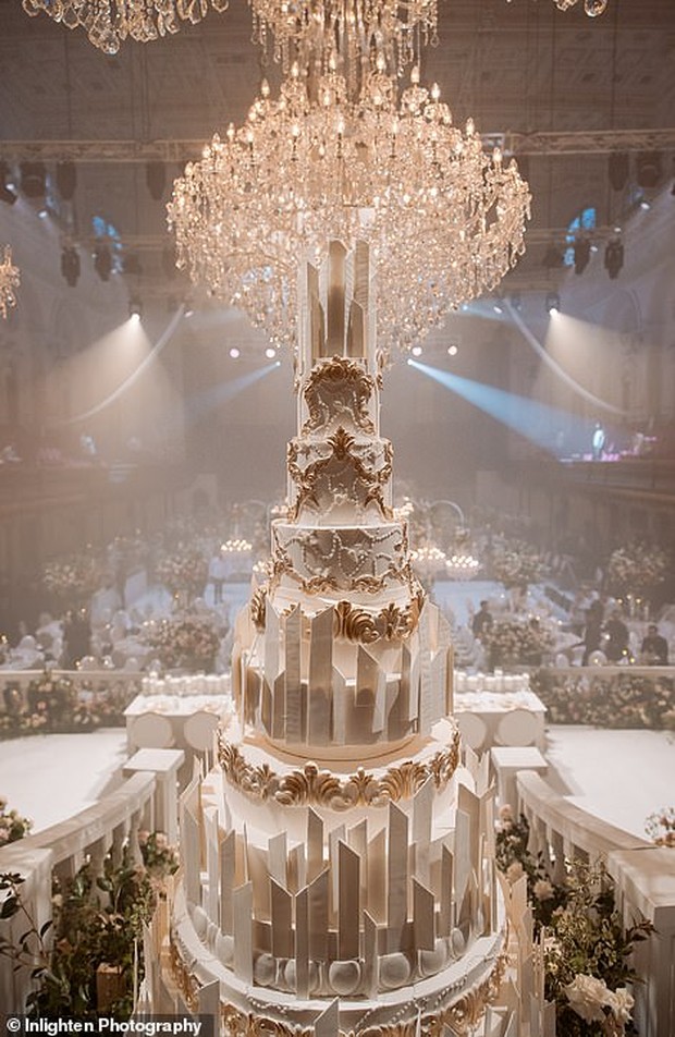 Choáng với đám cưới tại tòa thị chính Australia: Trang hoàng với 15.000 bông hồng, chỉ riêng bánh cưới cũng tiêu tốn 290 triệu - Ảnh 6.