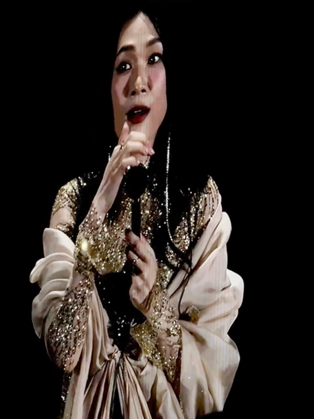 Sự huyền thoại về chiếc micro cao cấp của Mỹ Tâm, vừa sen lồng câu chuyện văn minh này với danh ca trẻ