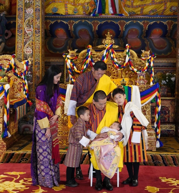 Diện mạo tiểu công chúa Bhutan chính thức được hé lộ sau 3 tháng, lập tức khiến dân mạng lịm tim vì quá dễ thương - Ảnh 4.