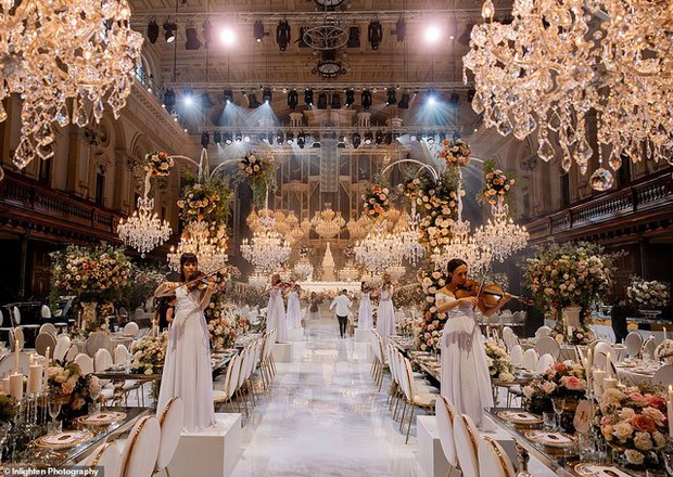 Choáng với đám cưới tại tòa thị chính Australia: Trang hoàng với 15.000 bông hồng, chỉ riêng bánh cưới cũng tiêu tốn 290 triệu - Ảnh 5.